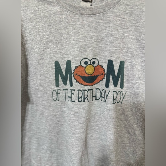 Elmo Mom of the Birthday Boy Short Sleeve Heathered Gray Tee Shirt | Size Large - Picture 4 of 4